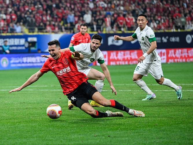 包含国际比赛日亚冠焦点战，辽宁本钢远射贴柱，引发热议，轮换策略成焦点的词条