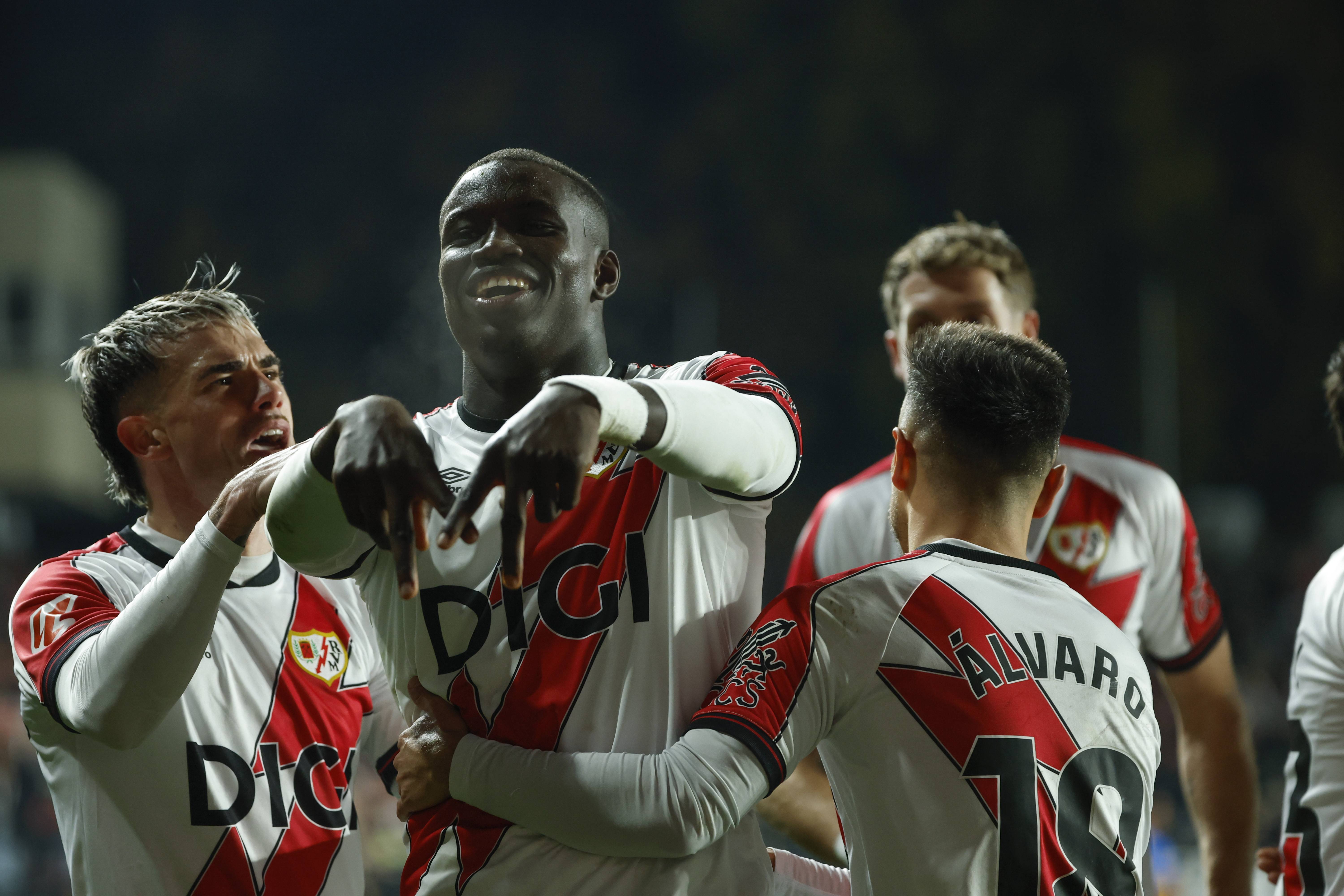 关于西亚卡姆在法国队比赛中悬念迭起转会期新疆广汇外线爆发，阿贾克斯止住颓势备战NBA季后赛看傻球迷的信息